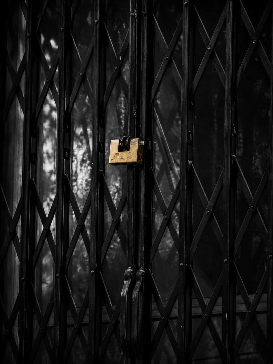 پشتِ قفل  — Photography by ماکان ریاحی