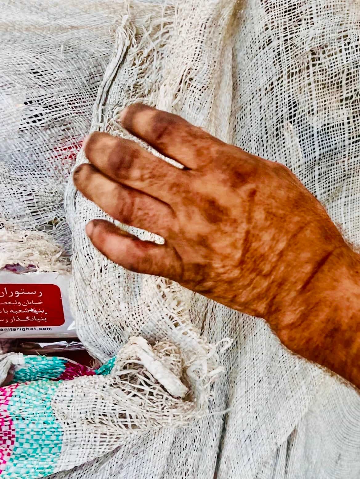 جعبه در جَوالِ در دست… در درد — Photography by بابک پیوند